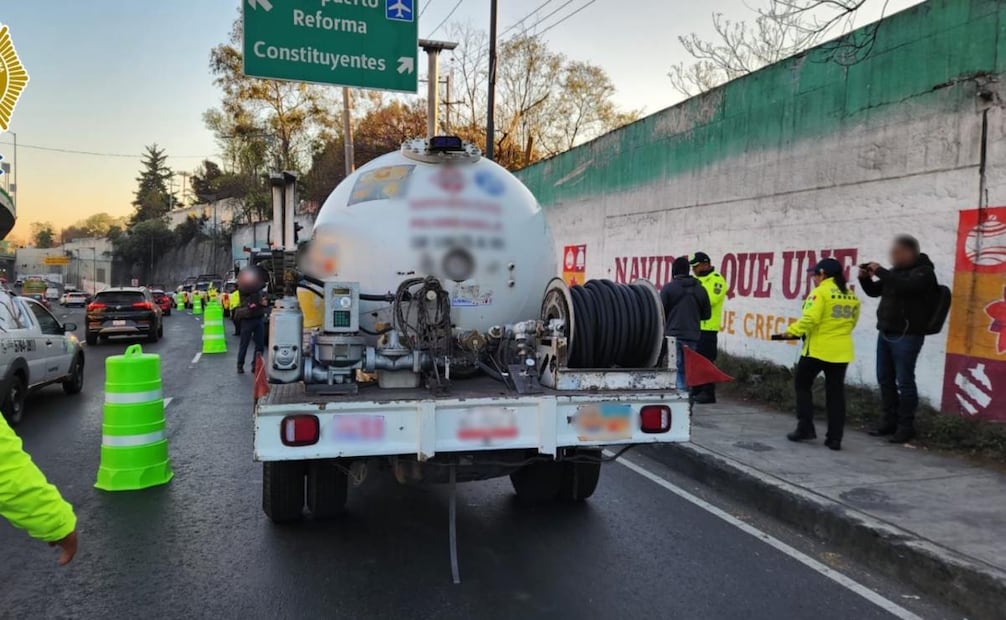 SSC realiza operativo de revisión a vehículos de transporte de materiales peligrosos en alcaldía Álvaro Obregón; infraccionan a 6.
Foto: Especial.