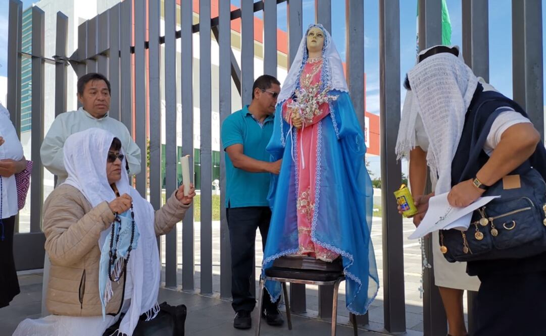 Grupos religiosos pertenecientes a la llamada Ola Celeste arribaron al Congreso local para manifestarse en contra de la despenalización del aborto. Foto: Edwin Hernández / EL UNIVERSAL