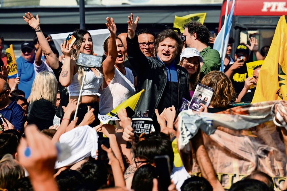 El candidato presidencial Javier Milei, con seguidores en un mitin, en Lomas de Zamora, Buenos Aires, el lunes pasado. Luis Robayo | AFP