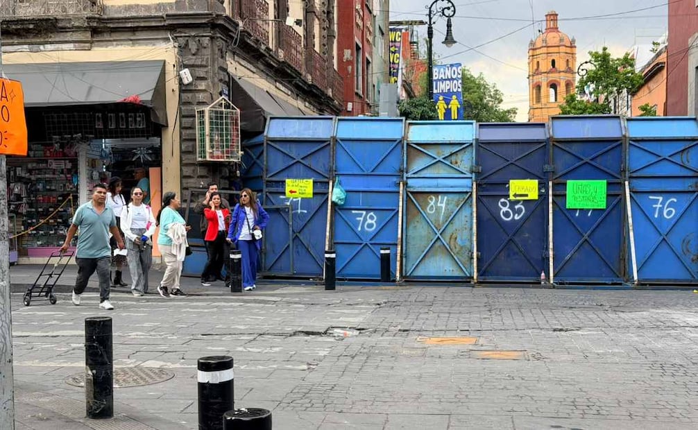 Comerciantes retiran vallas en el Centro Histórico; buscan recuperar el flujo de clientes.
Foto: Arturo Ordaz Díaz/ EL UNIVERSAL