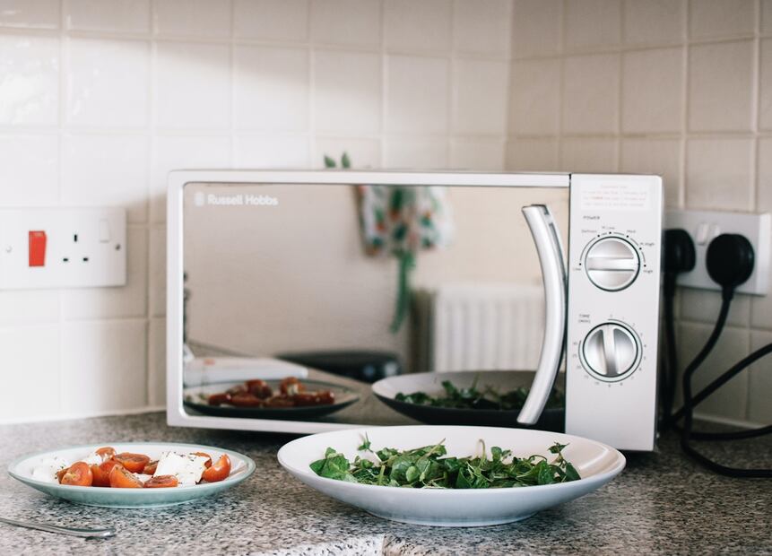 Elimina las manchas y restos de comida con estos métodos de limpieza. Foto: Pexels