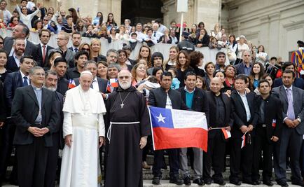 Papa recibe un fragmento de la mina que atrapó a 33 mineros en Chile