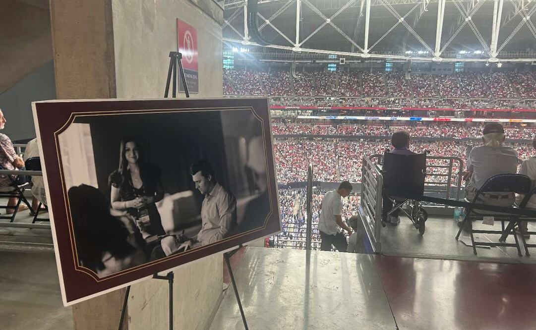 Fotografía que muestra un cuadro con la imagen de Charlie Kirk este domingo, durante su funeral en el Estadio State Farm, en Glendale. Las exequias en memoria del activista ultraconservador Charlie Kirk, recientemente asesinado, arrancaron en el Estadio State Farm de Arizona con la presencia de decenas de miles de seguidores y la pompa y la envergadura propias de un gran funeral de Estado. (21/09/25) Foto: EFE