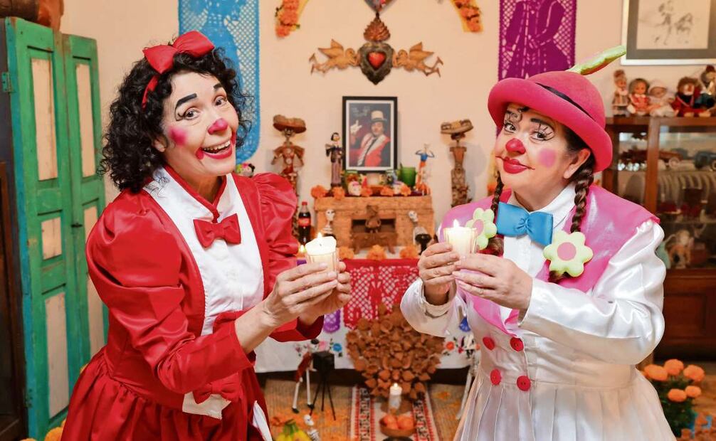 Noni Pelusas (Carmen Luna) y Lady Lucas (Sylvia Guevara), en cuya casa montaron la ofrenda para los integrantes fallecidos de La Trouppe. Foto: Fernanda Rojas / EL UNIVERSAL