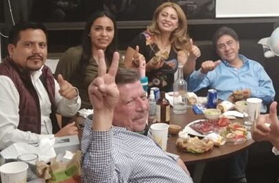 En plena discusión del Presupuesto, diputados de la 4T rompen sana distancia y posan entre comida y botellas