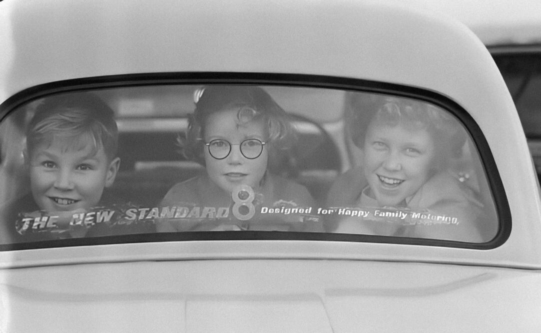 Los niños requieren medidas de seguridad especiales en el auto. Imagen: Unsplash