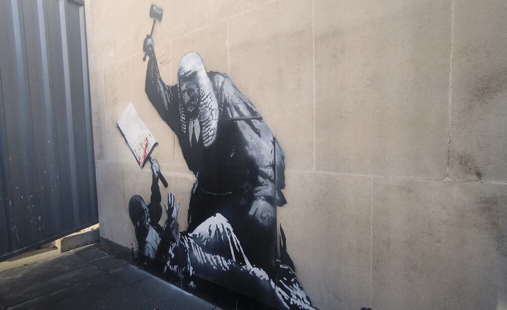 El mural del artista callejero Banksy que el lunes apareció en una pared del edificio del Tribunal Superior de Londres fue denunciado a las fuerzas del orden como daño criminal, informó este martes la Policía Metropolitana.
Foto: EFE / Guillermo Garrido
