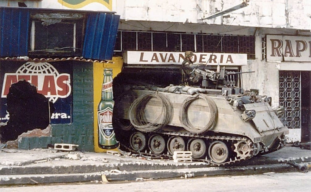 Tanque de fuerzas estadounidenses destruyendo un inmueble panameño, 1989. De acuerdo con datos del medio estadounidense Politico, 80% de los estadounidenses consintieron la invasión a Panamá. Foto: Wikimedia Commons.