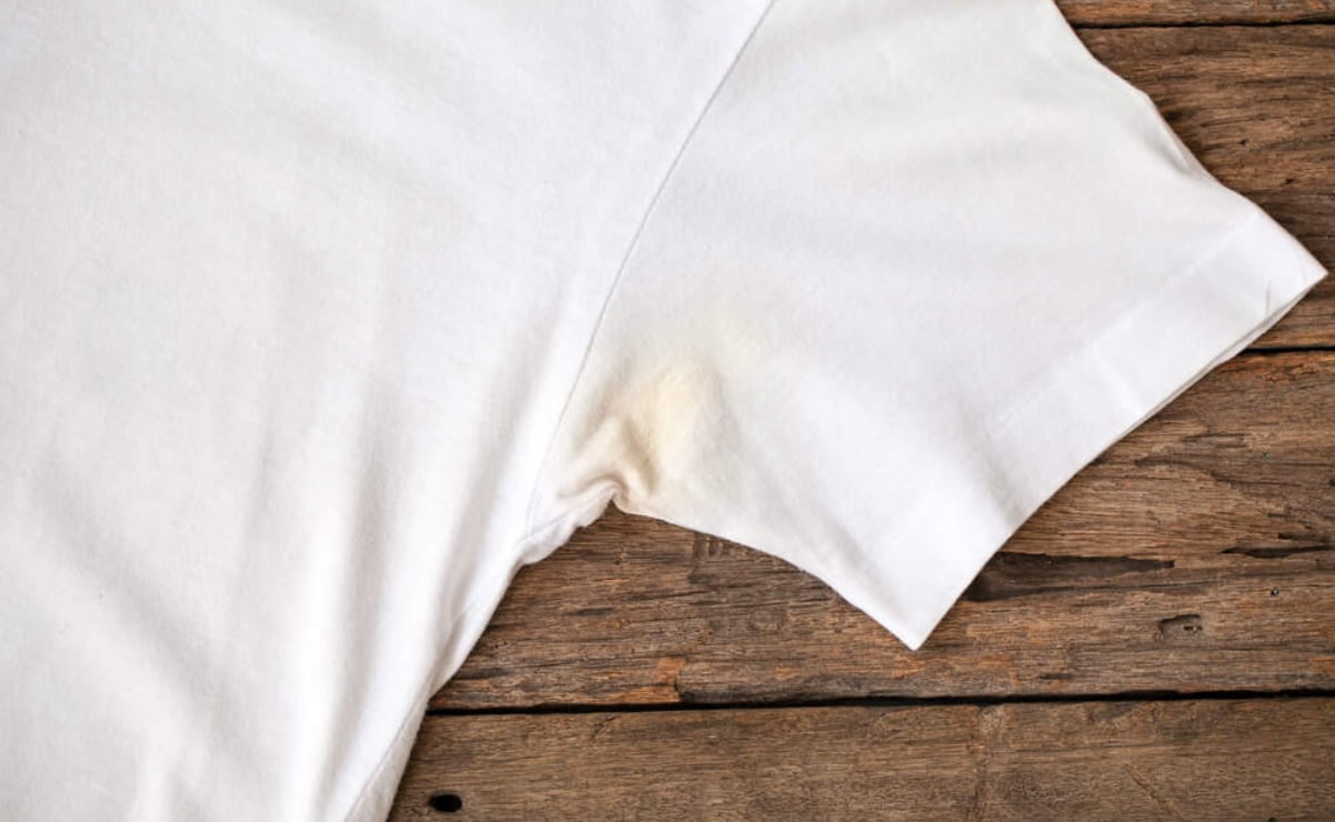 ¿No sabes cómo quitar las molestas manchas amarillas de la ropa blanca? Aquí te damos unas soluciones prácticas y económicas