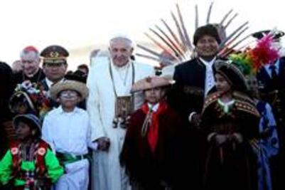 Miles reciben al papa Francisco en Bolivia