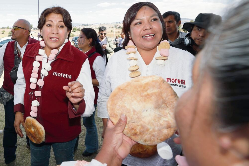 Poblaciones mazahuas regalaron a la maestra texcocana collares con panes. (IRVIN OLIVARES. EL UNIVERSAL)