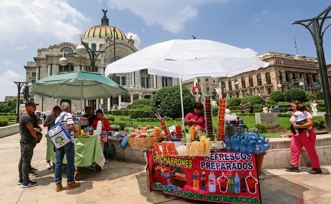 Los comerciantes instalados en la Alameda Central son controlados por dos grupos criminales rivales Foto: Luis Camacho / El Universal