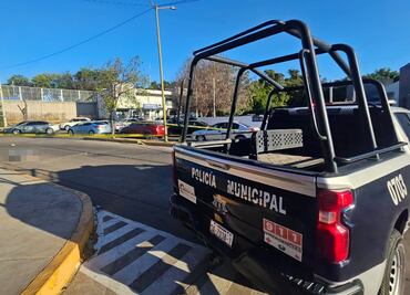 Abandonan cuerpo encobijado y emplayado cerca de acceso a la Universidad Autónoma de Sinaloa; hallazgo provoca caos vial