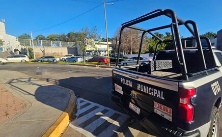 Abandonan cuerpo encobijado y emplayado cerca de acceso a la Universidad Autónoma de Sinaloa; hallazgo provoca caos vial