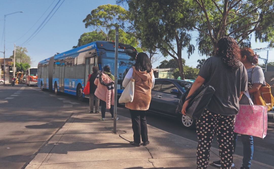 Los usuarios del transporte público también demandan colocar barandales de protección; sin embargo, un checador de una de las rutas consideró que los pasajeros no los respetarían en su afán por subirse primeros a las unidades. Fotos: Axel Sánchez. EL UNIVERSAL