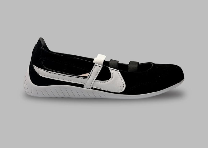 Tenis de gamuza negros, para el día a día. Foto: Instagram @panamoficial