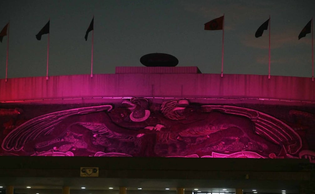 En el marco del 8M Día Internacional de la Mujer, la UNAM iluminó de morado la Biblioteca Central y el Estadio Olímpico Universitario. Foto: Especial