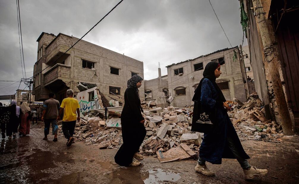 Palestinos se reúnen en la zona donde Israel lanzó un ataque, al oeste de Khan Yunis, en Gaza. Foto: EFE