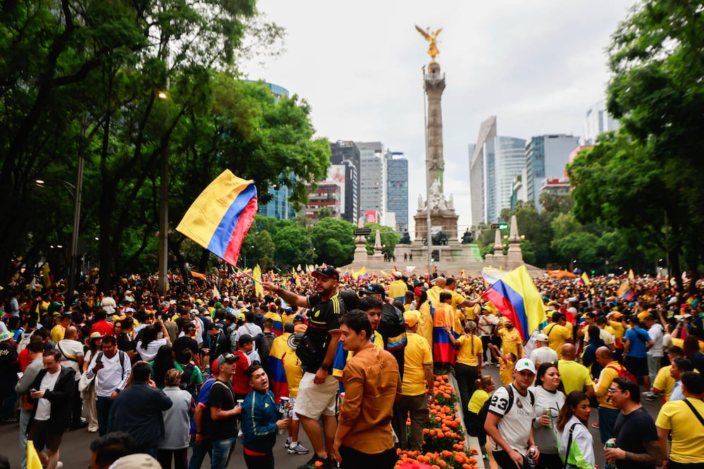 Gran ambiente de la afición colombiana en la glorieta del Ángel de la Independencia previo al encuentro que sostendrá el equipo cafetalero contra Uzbekistán el día de mañana en el estadio Ciudad de México. FOTO: DIEGO SIMÓN SÁNCHEZ/ EL UNIVERSAL