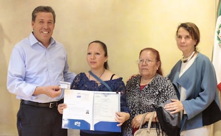 Migrante indultada por Obama recibe documentos de identidad