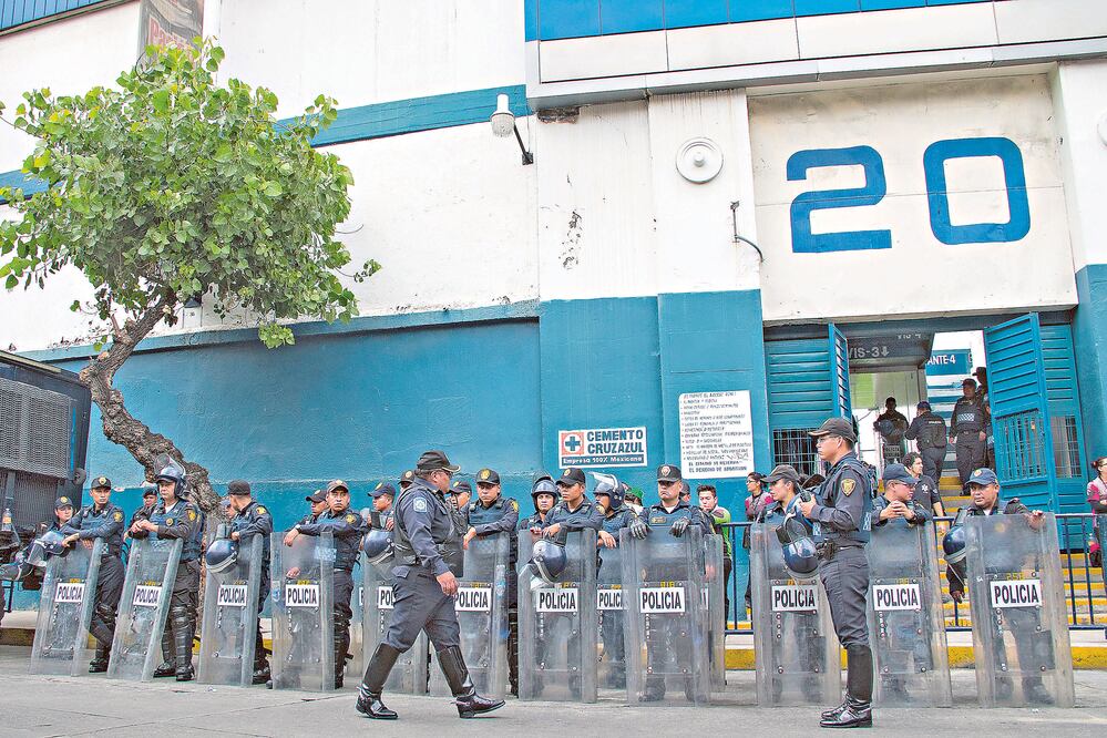 El Azul fue blindado por la policía para que no hubiera roces entre porras (ERNESTO PÉREZ M. IMAGO7)