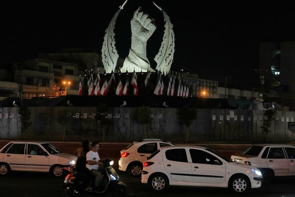 Un monumento con el puño del fallecido ayatola Ali Jamenei, en Teherán. FOTO: VAHID SALEMI. AP