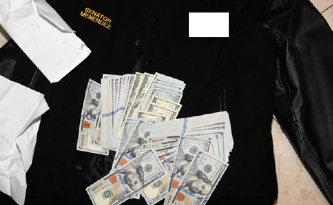 Esta foto, que se incluyó en una acusación contra el senador estadounidense Bob Menéndez (demócrata por Nueva Jersey), muestra una chaqueta con el nombre de Menéndez, junto con dinero en efectivo de los sobres encontrados dentro de la chaqueta durante una búsqueda realizada por agentes federales en la casa del senador en Harrison, Nueva Jersey, en 2022. Foto: AP