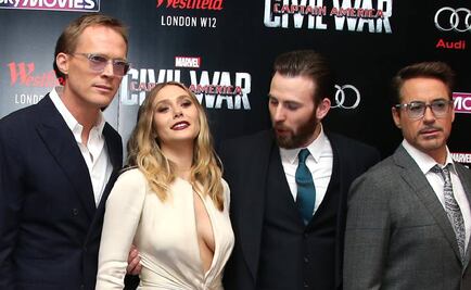 Captan a Chris Evans mirando el escote de Elizabeth Olsen
