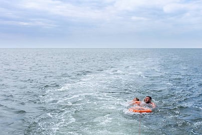 Joven de 19 años sale disparado de dona inflable y golpea su cabeza contra zona de piedras en Mazatlán