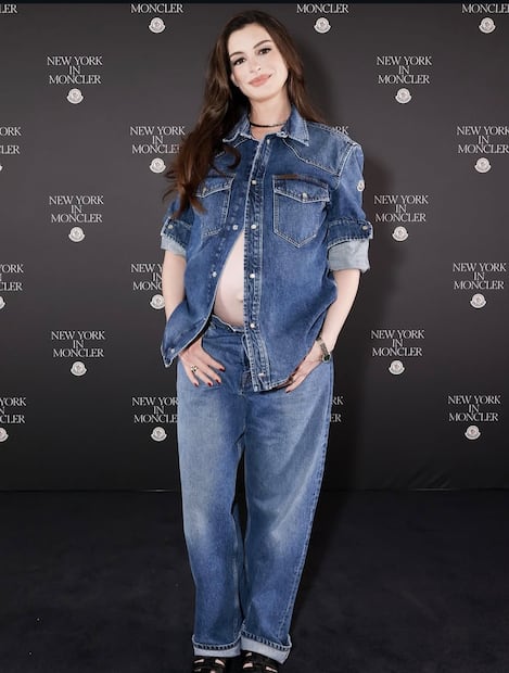 Anne Hathaway con su look de embarazo, marcado por la mezclilla. Foto: Instagram @annehathaway
