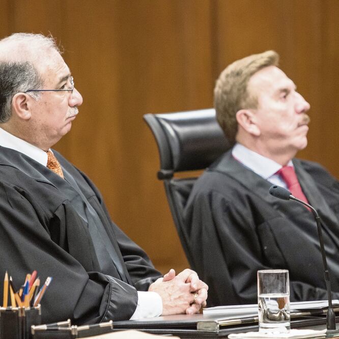 Los ministros Alberto Pérez Dayán y Javier Laynez Potisek durante la sesión de la Corte para discutir la Ley de Seguridad Interior. CUARTOSCURO