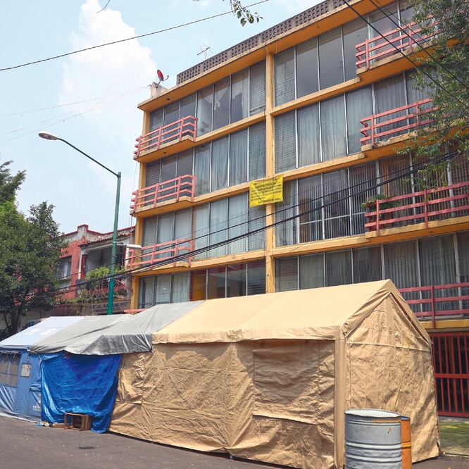 Desde el 19-S, los afectados vigilan desde una carpa en el exterior, se reparten guardias las 24 horas del día por temor de sufrir una invasión. Foto: IRVIN OLIVARES. EL UNIVERSAL