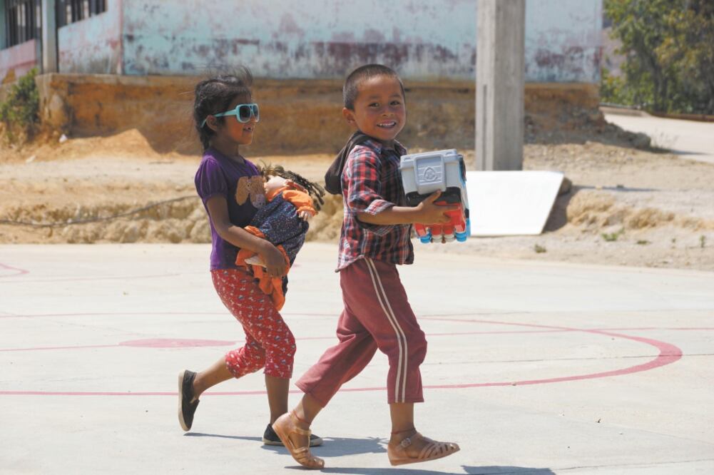 En esta ocasión, tras una campaña de 20 días de recolección de juguetes y un recorrido de 12 horas, se entregaron 300 regalos a los niños y niñas de esta localidad donde prevalecen condiciones de pobreza extrema. / EDWIN HERNÁNDEZ. EL UNIVERSAL 