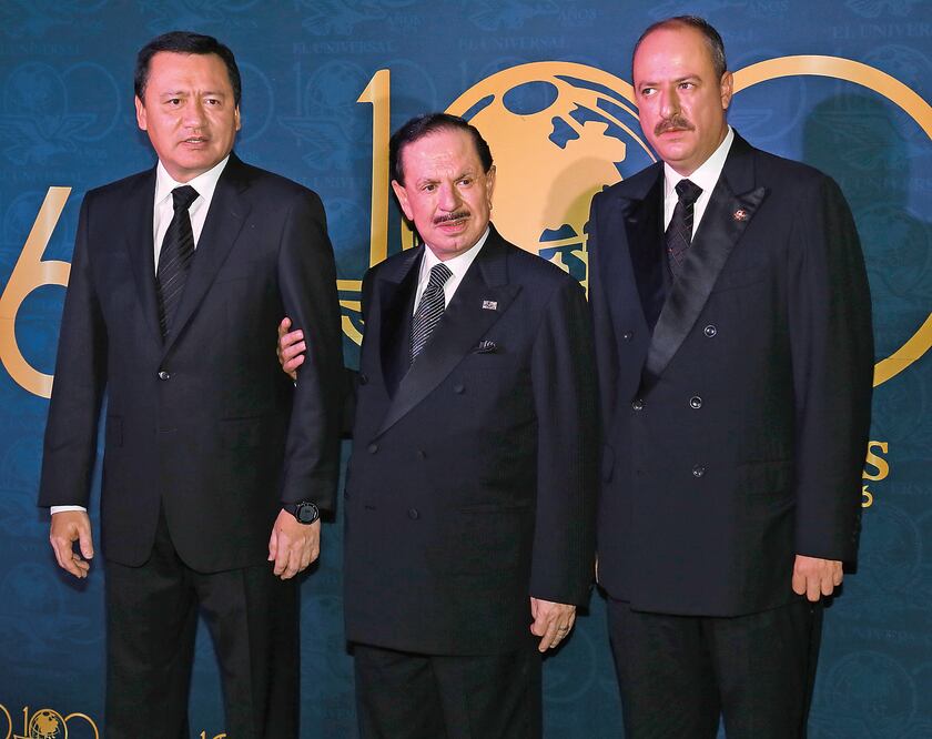 El secretario de Gobernación, Miguel Ángel Osorio Chong; el Licenciado Juan Francisco Ealy Ortiz, y Juan Francisco Ealy Lanz Duret (AGUSTÍN SALINAS. EL UNIVERSAL)