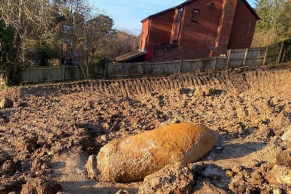 Explota bomba de la Segunda Guerra Mundial en Reino Unido; provoca daños en viviendas