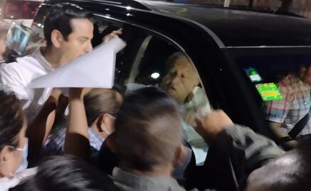 AMLO ingresa a cuartel militar tras más de dos horas de bloqueo de la CNTE