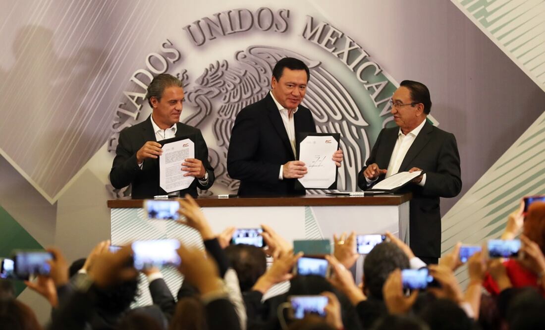 Osorio encabezó la firma de Convenio Marco de Concertación de Acciones entre la Secretaría de Gobernación y la CROC. /Juan Carlos Reyes - EL UNIVERSAL