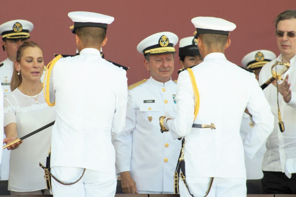 En la ceremonia de graduación, efectuada en Alvarado, Veracruz, acudieron Beatriz Gutiérrez Müller, el secretario de Marina, José Rafael Ojeda, y el canciller Marcelo Ebrard. Fotos: ESPECIAL