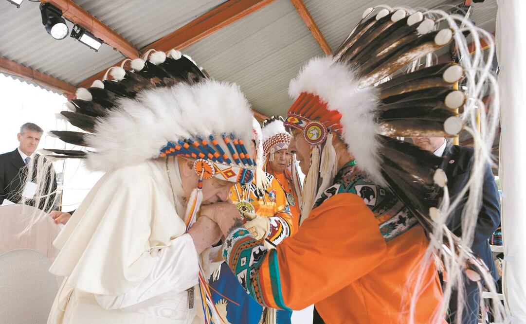 Canadá.—Ante jefes de los pueblos originarios y víctimas, el papa Francisco se disculpó. Foto: AFP.