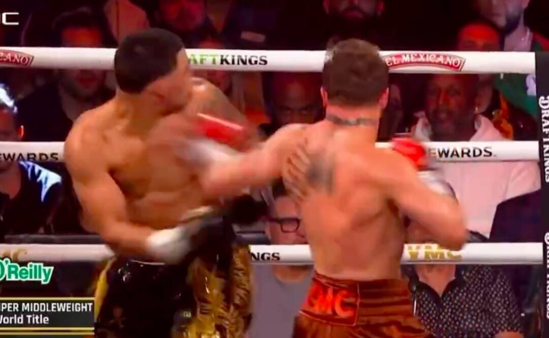 Canelo Álvarez conectó un izquierdazo que mandó a la lona a Edgar Berlanga. Foto: Especial