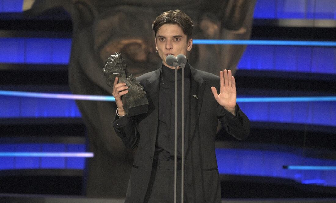 El actor Matías Recalt recibe el Goya por mejor actor revelación por "La sociedad de la nieve" durante la 38va entrega de los galardones en Valladolid, España. Foto: José Oliva/Europa Press vía AP.