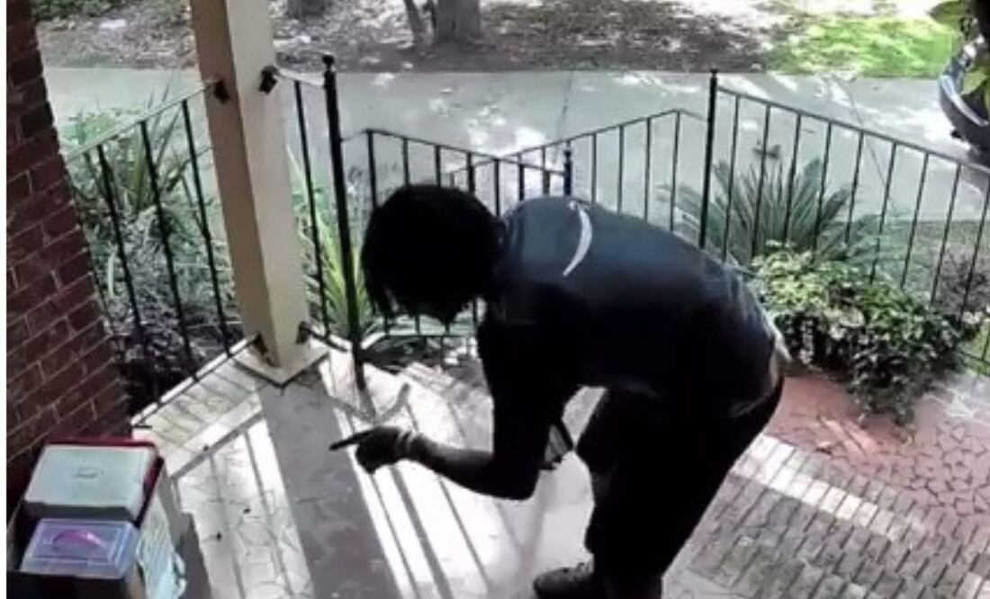 Repartidor. Fuente: Captura Facebook @CBSNews