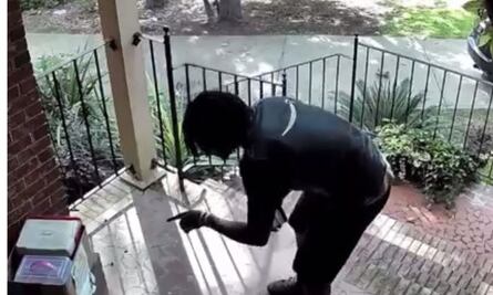 VIDEO: Repartidor sorprende en TikTok al enseñar el generoso regalo que dejaron clientes en su casa