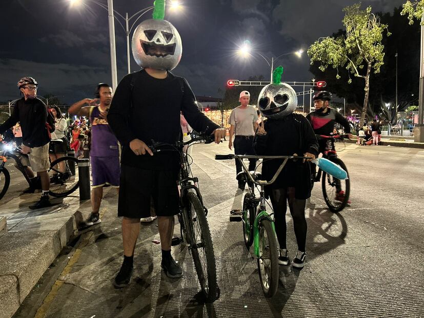 Paseo nocturno en bicicleta con temática de disfraces, de la Fuente de Petróleos a la Plaza Tlaxcoaque. fotos: Abril Ángulo