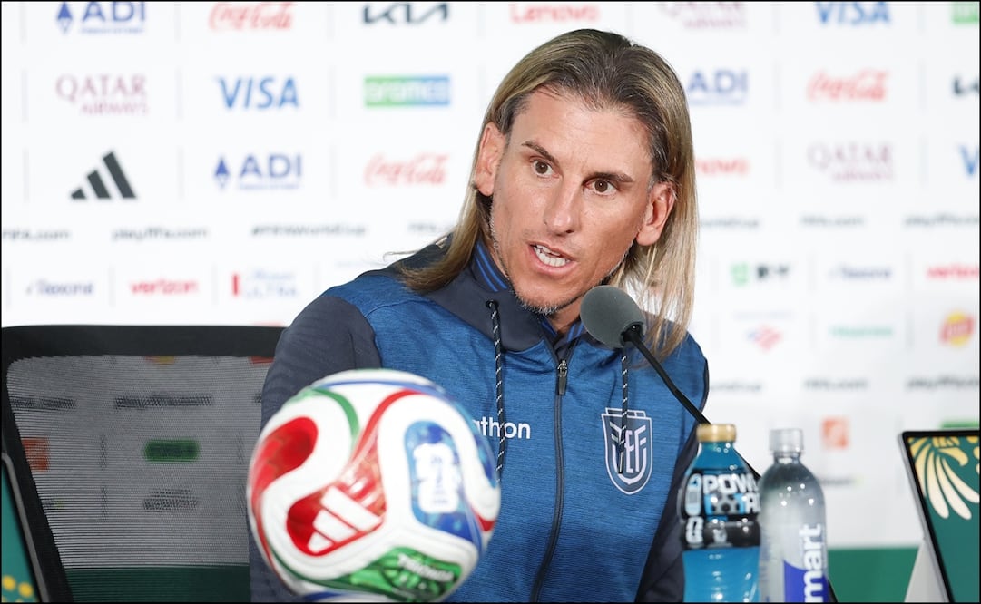 El seleccionador de Ecuador Sebastián Beccacece habla en una rueda de prensa en Ciudad de México. FOTO: EFE
