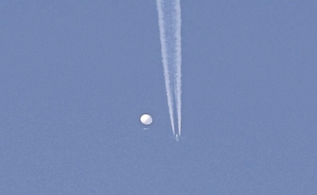 Un gran globo se desplaza sobre la zona de Kingstown, en Carolina del Norte, mientras un avión pasa a su lado. Foto: Brian Branch / AP