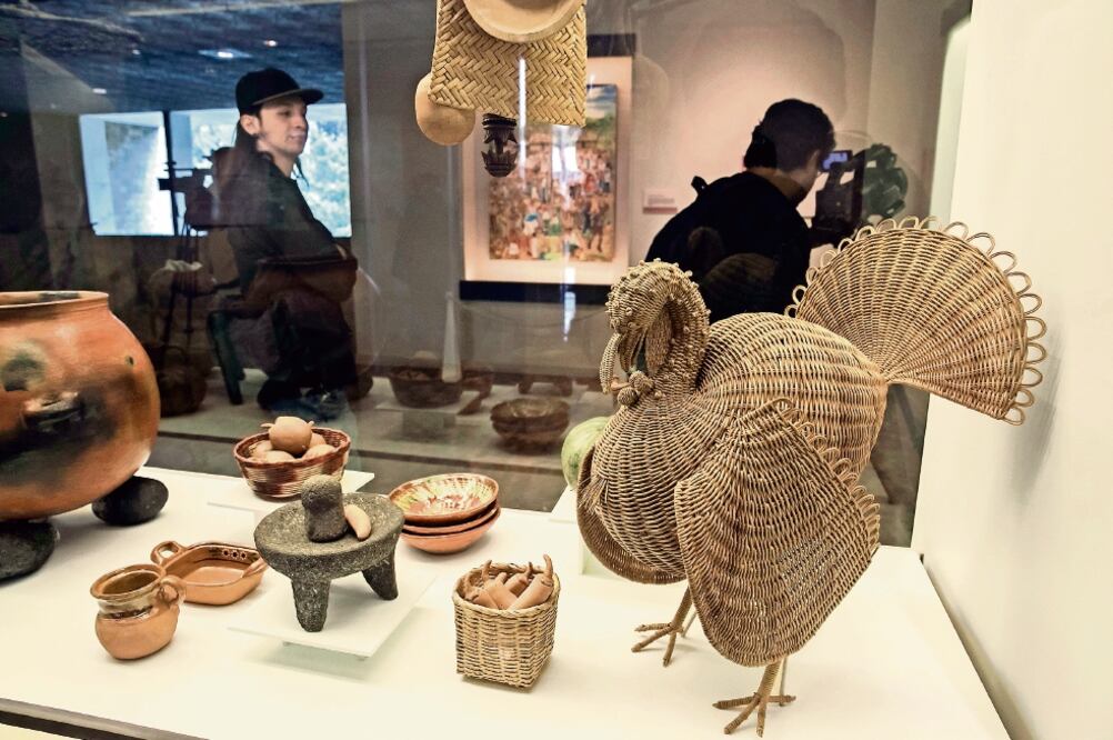 En las piezas destacan figuras de cerámica, palma y papel amate, así como códices, máscaras, pinturas y textiles (YADÍN XOLALPA. EL UNIVERSAL)