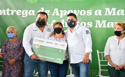 Madres solteras y adultos mayores reciben becas en efectico en San Luis Potosí