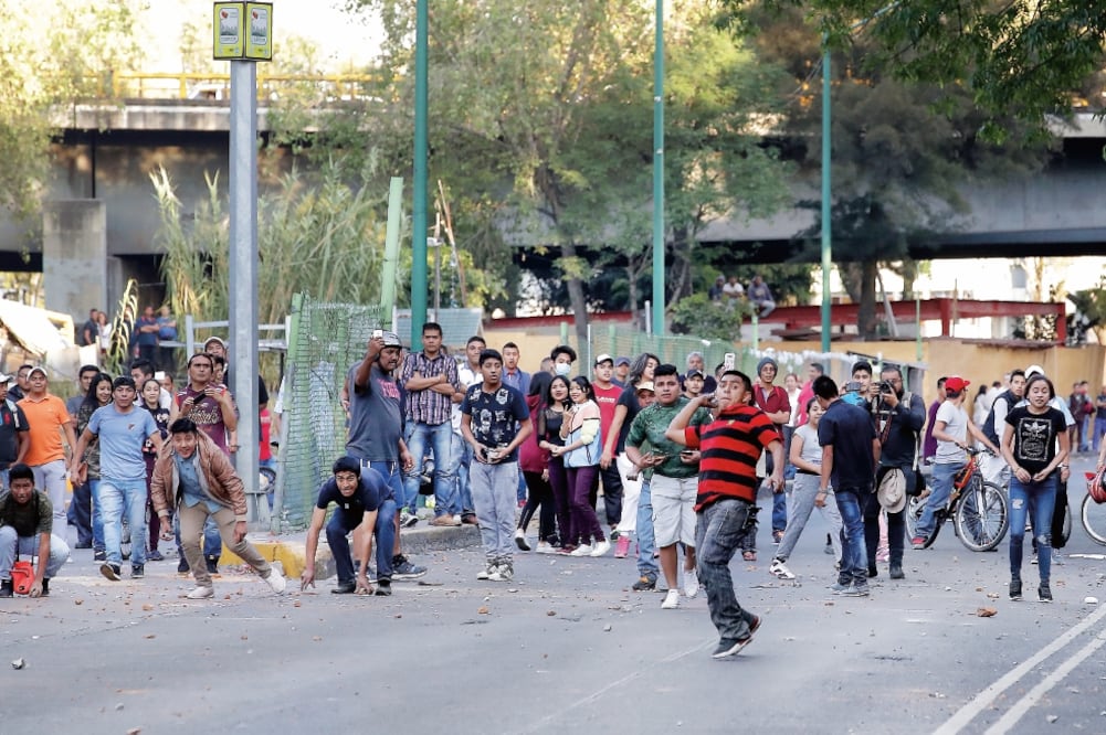 Jóvenes que presuntamente acudieron a una protesta en la CDMX por el alza de la gasolina, se enfrentaron con la policía, luego de un intento de saqueo a la Comercial Mexicana ubicada en la Calzada México Tacuba (ALEJANDRO ACOSTA. EL UNIVERSAL)