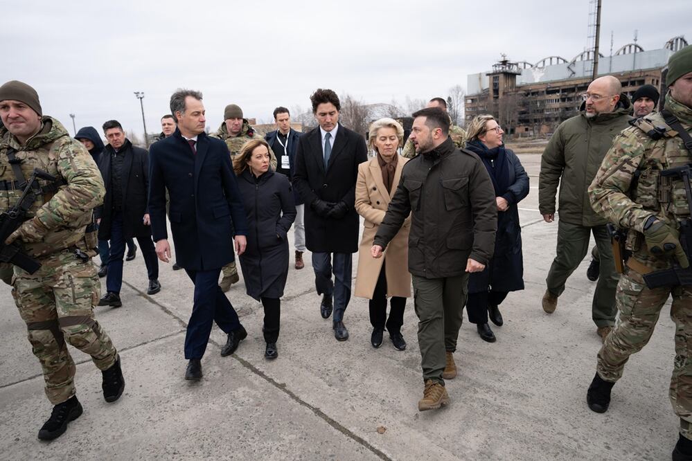 Alexander de Croo (izq.), primer ministro de Bélgica; la primera ministra italiana Giorgia Meloni; el premier canadiense, Justin Trudeau; la presidenta de la Comisión Europea, Ursula von der Leyen, y Volodimir Zelensky, mandatario ucraniano, antes de la primera reunión de Jefes de Estado y de Gobierno del G7 en Italia durante su presidencia, en el segundo aniversario de la invasión rusa en Kiev. Foto: EFE